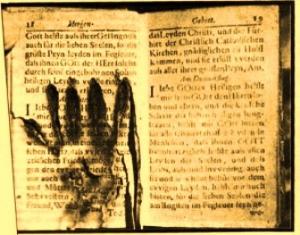 "Mâinile de foc din Purgatoriu" expuse într-un muzeu - dovadă că sufletul supravieţuieşte după moarte?
