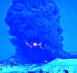 Incredibile imagini cu vulcanul Eyjafjallajokull din Islanda, în timpul erupţiei