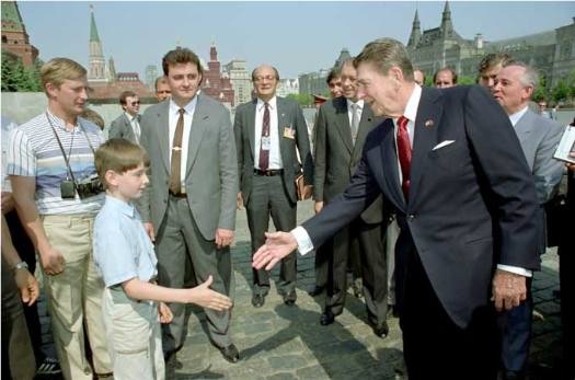 Cum fostul KGB-ist Putin îşi joacă rolul de turist în Moscova, în timpul vizitei preşedintelui american Ronald Reagan din 1988