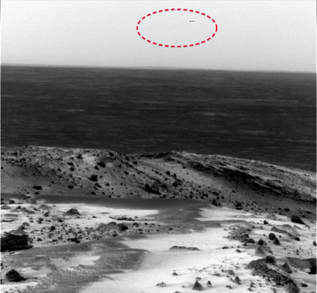 NASA fotografiază, fără să-şi dea seama, OZN-uri deasupra planetei Marte