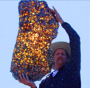 Uluitorul meteorit Fukang din deşertul Gobi... Cât de minunat străluceşte!