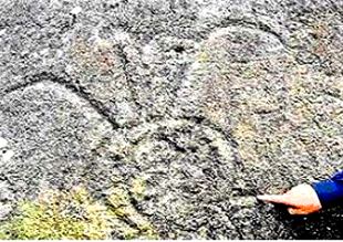 În China a fost descoperită o petroglifă, cu un extraterestru ce poartă o cască şi o antenă