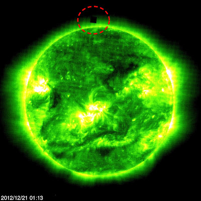 Satelitul SOHO surprinde de peste un an de zile un cub negru bizar aflat în faţa Soarelui. Ce naiba o fi?