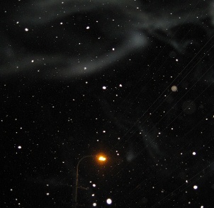 O fotografie bizară realizată noaptea pe o ninsoare bogată. Ne înconjoară entităţi transcendentale sau e o simplă aberaţie fotografică?