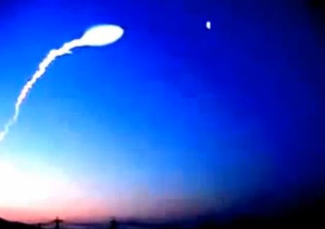Videoclip senzaţional pe YouTube: "Japonia lansează o rachetă balistică intercontinentală împotriva unui OZN gigant"
