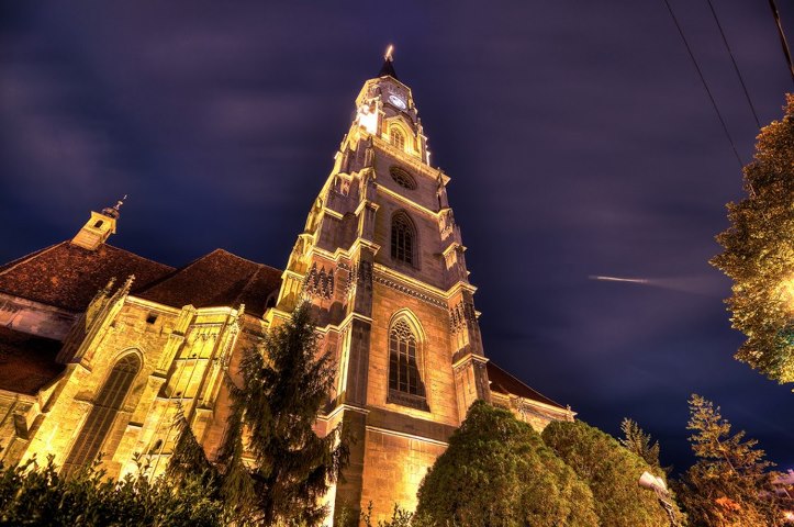 Într-o fotografie controversată, Biserica "Sf.Mihail" din Cluj-Napoca pare că urmează a fi lovită de o rachetă sau de o lumină misterioasă de origine necunoscută!