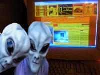 Fotografie-document! Un cititor a surprins doi extratereştri citind site-ul "Secretele lui Lovendal"!