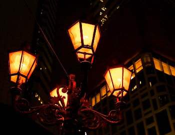 SLI sau fenomenul de interferenţă a luminii de pe stâlpi, un fenomen enigmatic! Cum de unii oameni pot stinge instantaneu luminile de pe stâlpii stradali?