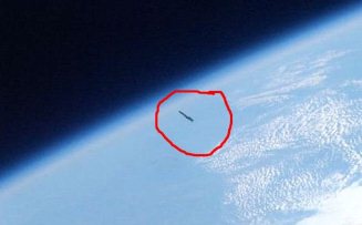 Misiunea NASA "Gemini 10" surprinde o extraordinară şi gigantică navă spaţială ce zboară deasupra Pământului! NASA a omis să editeze această fotografie incredibilă...
