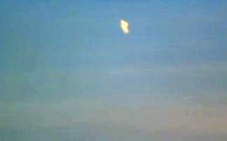 Un bărbat din Anglia a filmat cum un OZN mascat se transformă dintr-o "cometă" într-o formă ciudată! Dovada că OZN-urile se deghizează!