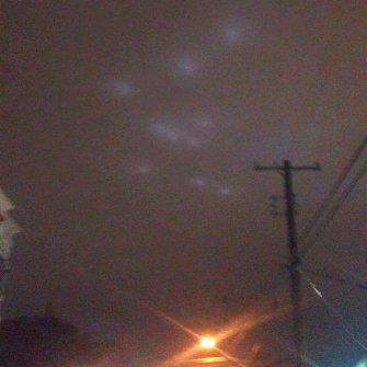 Două fotografii bizare, făcute noaptea în Dallas, surprind deasupra norilor nişte lumini misterioase! O fi o navă-mamă extraterestră?