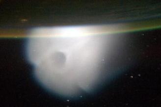 Un astronaut de pe Staţia Spaţială Internaţională a pozat un abur ciudat deasupra Pământului. Un nor neobişnuit, o fantomă uriaşă sau un OZN semitransparent?