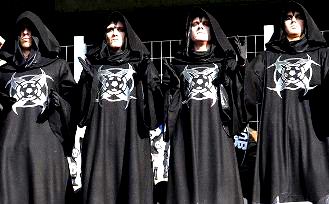 Cine naiba sunt aceşti "oameni misterioşi", îmbrăcaţi în negru, ce poartă pe haine un simbol ocult? Răspunsul la mister îl aflăm pe 1 noiembrie 2013, la ora 11:11 GMT...
