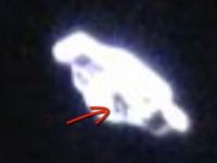 O filmare mai mult decât şocantă! Un OZN strălucitor scanează noaptea o maşină, cu o "rază laser verde"!