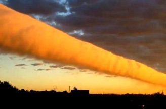 În Olanda un canal s-a înroşit deodată! În Texas a apărut un bizar nor roşiatic, asemenea unui "vortex orizontal"! Se întâmplă ceva pe planetă?