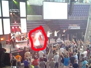 Un pastor a fotografiat cu iPad-ul un înger extrem de luminos, care se afla pe o scenă în timpul unei conferinţe religioase!