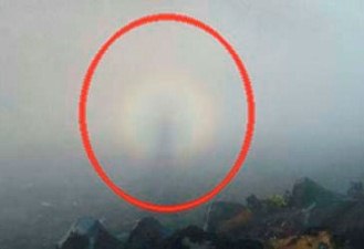 Un spectru ciudat şi un halou de culoarea curcubeului a fost fotografiat de un vânător! Fenomen natural sau manifestarea unui spirit?