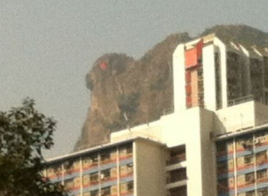 Piatra leului din Hong Kong, un monument natural, pare să prindă viaţă! Unul din ochii "leului" s-a făcut roşu, iar capul părea că i se mişcă!