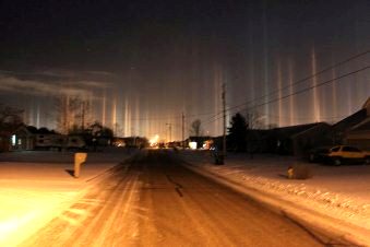Misterioşi "stâlpi de lumină" au fost observaţi într-un oraş din SUA. Unii zic că ar fi vorba de raze de laser trase de nave extraterestre invizibile...