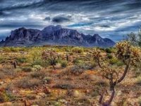 "Munţii Superstiţiei" din Arizona, locul unde se află misterioasa "mina de aur pierdută a olandezului"... Indienii apaşi cred că sub aceşti munţi se găseşte iadul!