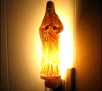 Sute de vizitatori vin în Belgia să vadă miracolul statuii Fecioarei Maria care străluceşte singură în întuneric! O minune dumnezeiască?