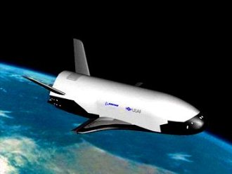 X-37B, avionul spaţial fără pilot al Forţelor Aeriene Americane, e plin de secrete! Zboară de 500 de zile în jurul Pământului şi nimeni nu-i cunoaşte misiunea! Se spune că ar fi "dotat" cu focoase nucleare, putând lovi orice punct de pe glob...