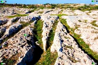 Liniile misterioase din Malta, vechi de mii de ani, sugerează faptul că o civilizaţie necunoscută, apropiată de cea a Atlantidei, folosea mijloace de transport sofisticate!