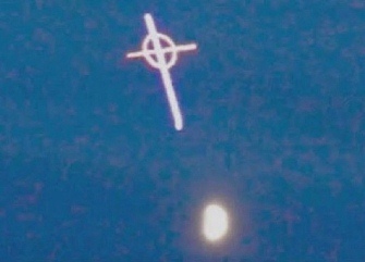 O cruce formată din 50 de OZN-uri luminoase a fost observată deasupra Vaticanului! O adevărată minune...