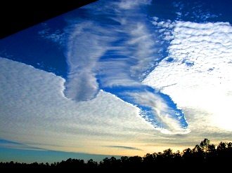 Uimitoare imagini cu găuri gigantice în nori! Ce sunt ele? Silfi? Nave spaţiale? Efecte ale HAARP? Chemtrails?