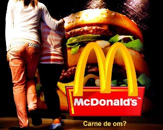 Cât de uşor pot fi manipulaţi şi prostiţi românii pe Internet! Cine poate crede mizeria de articol despre carnea umană folosită de McDonald's? 