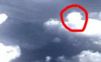 Avionul malaiezian dispărut în martie 2014 a fost răpit de 3 OZN-uri luminoase!? Un videoclip senzaţional pretinde că a surprins ultimele sale momente înainte de "evaporare"...