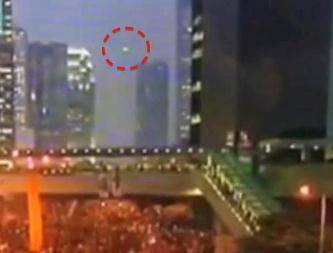 Marile manifestaţii din Hong Kong sunt supravegheate "de sus" de o forţă ocultă şi invizibilă! OZN extraterestru sau aeronava ultrasecretă americană TR-3B?