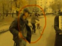 Un "călător în timp" a fost surprins în Rusia într-o filmare! Se plimba liniştit pe bicicletă, dar parcă a apărut din altă dimensiune!