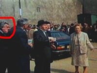Un oficial comunist din jurul lui Nicolae Ceauşescu pare că vorbeşte la telefon mobil într-o poză din anii 80! Dar atunci nu existau reţele de telefonie mobilă în România...