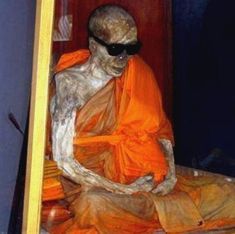 Incredibilul ritual de auto-mumificare al unor călugări japonezi! Timp de 6 ani, aceştia se chinuie pentru a atinge iluminarea în timpul morţii şi a avea trupurile neputrezite!