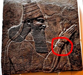 Într-un basorelief cu o vechime de 2.700 de ani, un rege asirian pare că poartă la mână un ceas! Dar ceasurile de mână au apărut la începuturile epocii moderne...