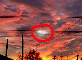 Un cititor a observat prin România un cer dubios la apusul Soarelui! O lumină albă şi strălucitoare ce nu avea ce căuta acolo... Mister!
