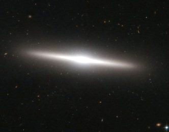 Forma neobişnuită a galaxiei IC 335: e prea aplatizată, ceea ce înseamnă că a rămas fără mediu interstelar!