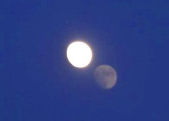 Un cititor al site-ului a observat şi a fotografiat o "Lună dublă" sau o "Lună fantomatică", un fenomen misterios foarte rar! O fi din cauza chemtrails?