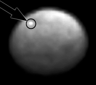 O navă NASA a fotografiat pe planeta pitică Ceres o pată luminoasă enigmatică! Specialiştii nu ştiu ce reprezintă! Este dovada unei prezenţe extraterestre?