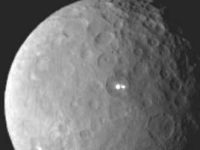 Misterul de pe planeta pitică Ceres se adânceşte! Pata luminoasă de acum o lună s-a transformat în două lumini ciudate! Ce-ar putea fi? Gheaţă, vulcani sau semnalizatoare extraterestre?
