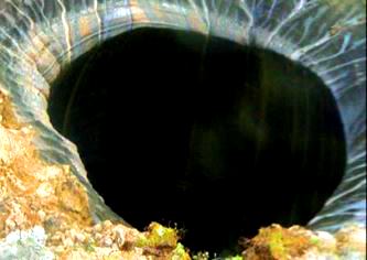 Găurile misterioase din Siberia se înmulţesc ca ciupercile! Ce se întâmplă!? Se deschid tunelurile către centrul pământului?