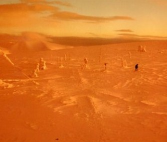 În Rusia, zăpada este portocalie! Şi nu e prima dată! Specialiştii dau vina pe nisipul din Sahara... eu cred că e din cauza chemtrails-urilor sau a planetei X!