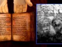 Într-un manuscris vechi de aprope 800 de ani, au fost găsite ascunse două chipuri de extratereştri gri! Ele au fost şterse, dar au fost regăsite de cercetători cu ajutorul razelor ultraviolete!