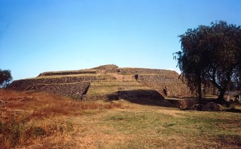 Aceasta este cea mai veche piramidă din lume: piramida circulară Cuicuilco din Mexic! Are 8.000 de ani vechime! Şi în ea s-au mai descoperit şi nişte figurine misterioase!