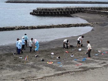 Vreţi să aveţi parte de cea mai ciudată experienţă pe care aţi trăit-o vreodată? Staţi într-o groapă vulcanică plină cu nisip şi ape fierbinţi! Zeci de mii de turişti fac asta în Japonia...