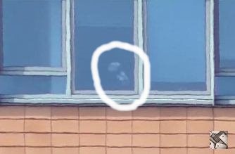 Iar am mai descoperit o pareidolie interesantă: la fereastra unei clădiri apare figura misterioasă a unui extraterestru cu spatele încovoiat!