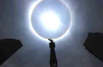 Un halo de Soare "misterios" a apărut în capitala Mexicului! Unii locuitori cred că au venit extratereştrii după ei sau că e o conspiraţie guvernamentală...