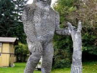 Mormântul şi statuia lui Bigfoot! A fost ucisă această creatură supraomenească în cea mai mare erupţie vulcanică din Statele Unite?