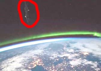 Un gigantic OZN se poate observa într-o fotografie de pe Staţia Spaţială Internaţională! Să fie celebrul satelit "Black Knight", vechi de 13.000 de ani!?
